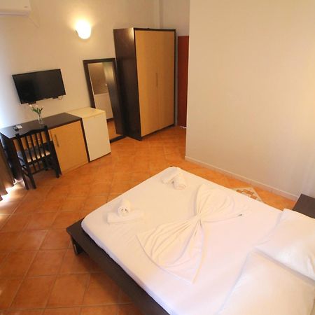 סרנדה Hotel Ceka מראה חיצוני תמונה