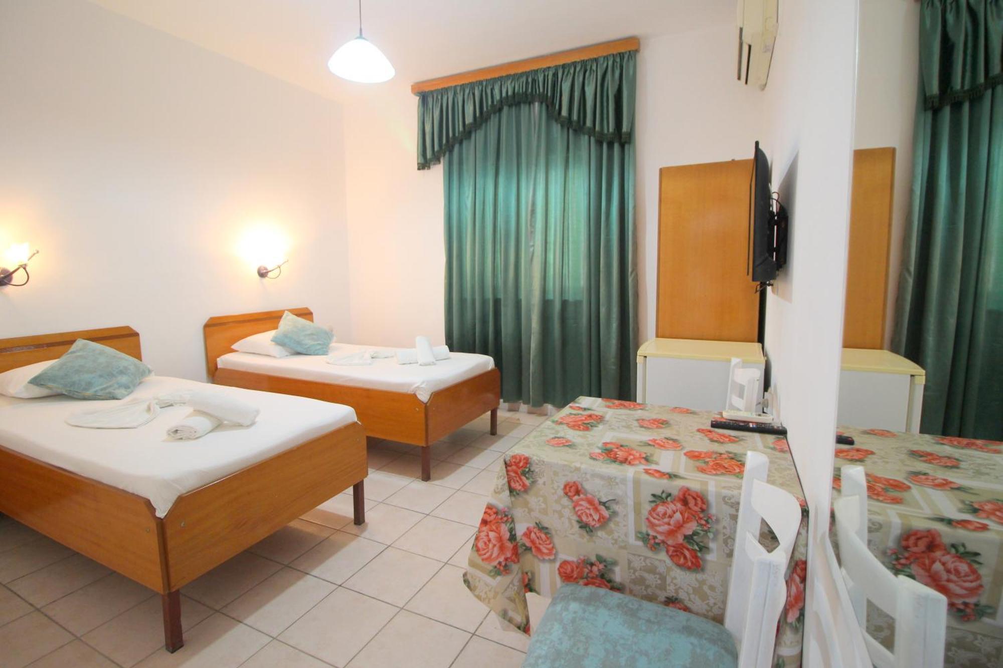 סרנדה Hotel Ceka מראה חיצוני תמונה
