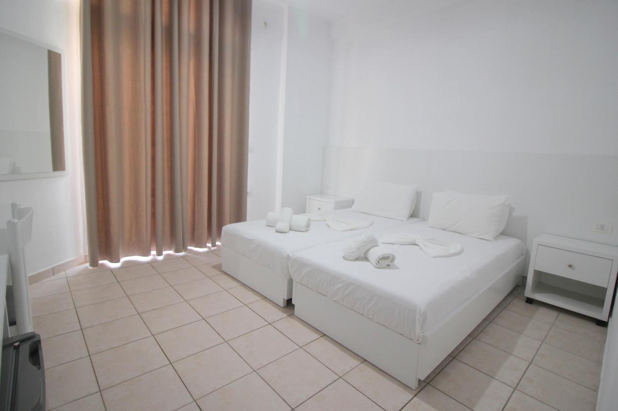 סרנדה Hotel Ceka מראה חיצוני תמונה