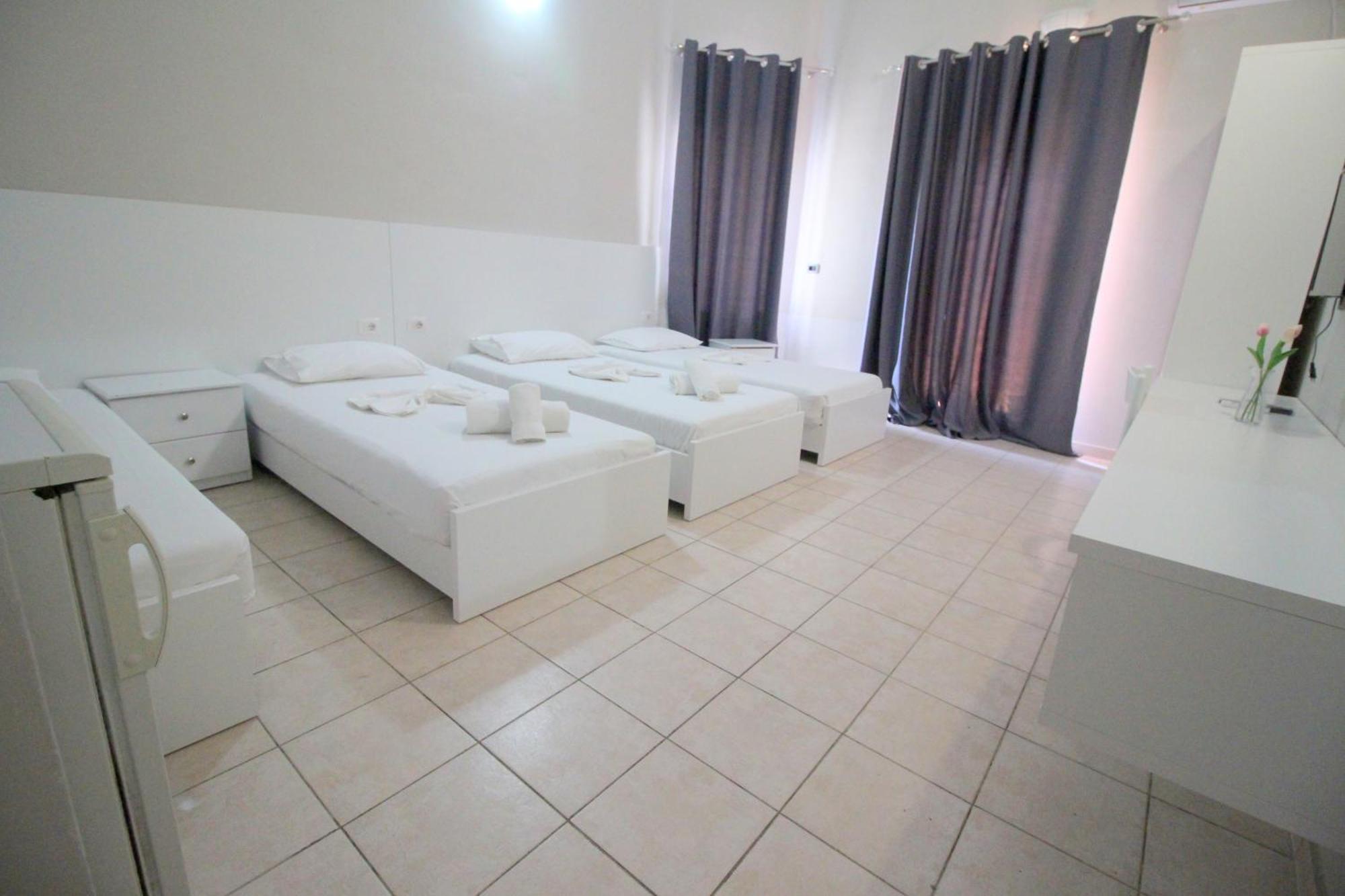 סרנדה Hotel Ceka מראה חיצוני תמונה