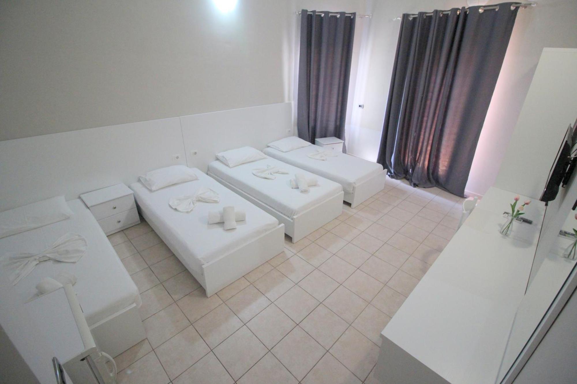 סרנדה Hotel Ceka מראה חיצוני תמונה