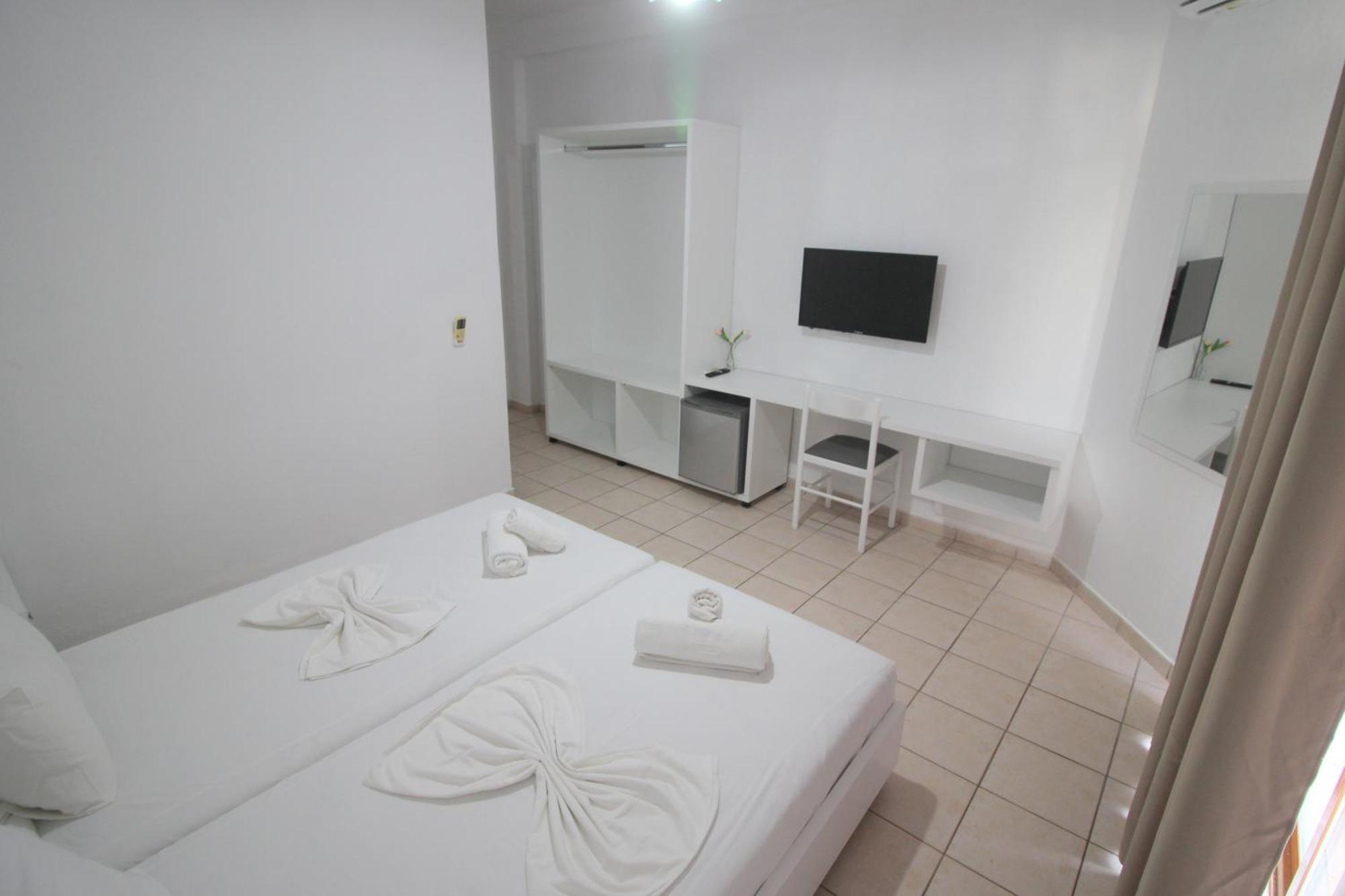 סרנדה Hotel Ceka מראה חיצוני תמונה
