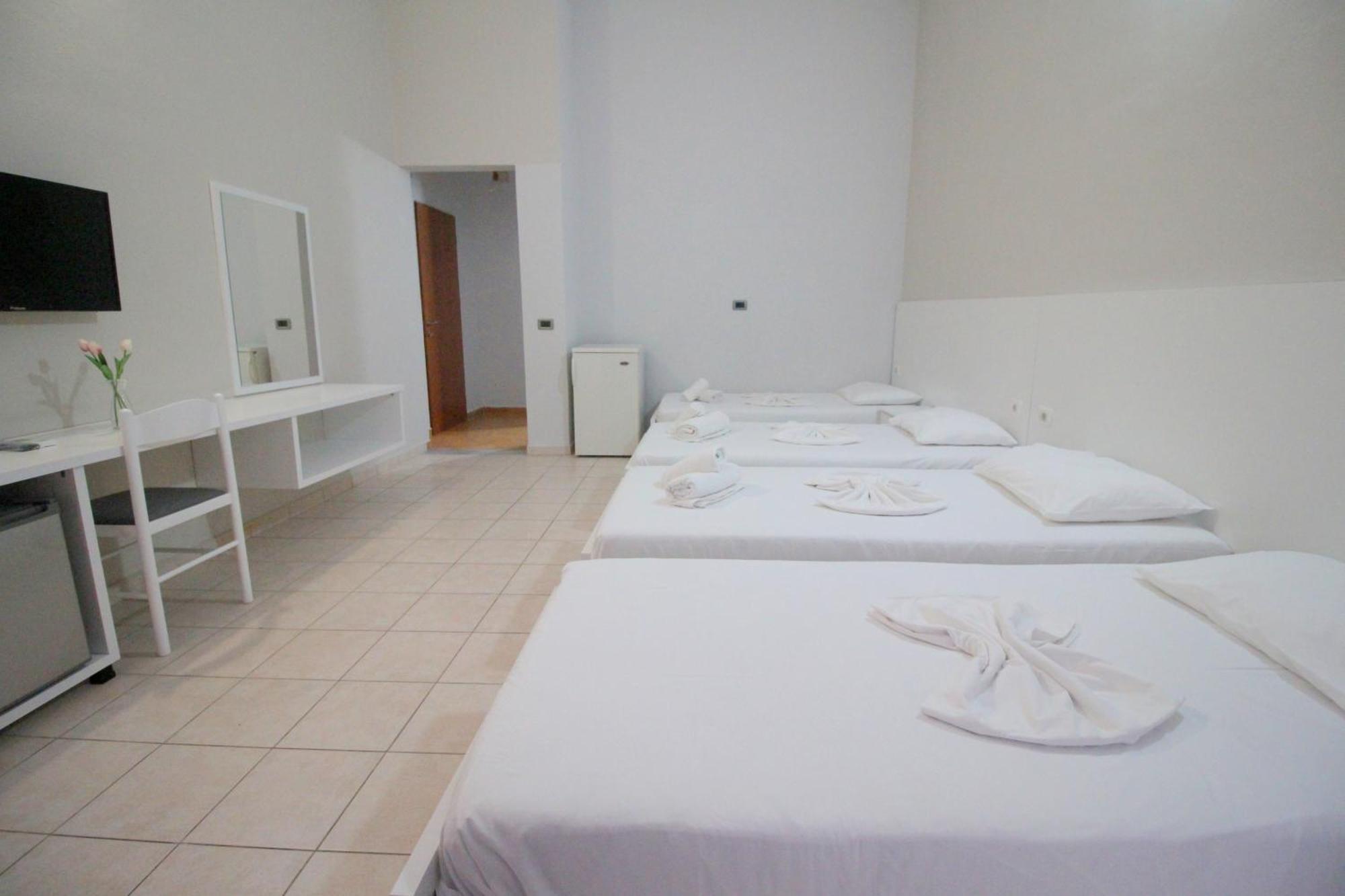 סרנדה Hotel Ceka מראה חיצוני תמונה