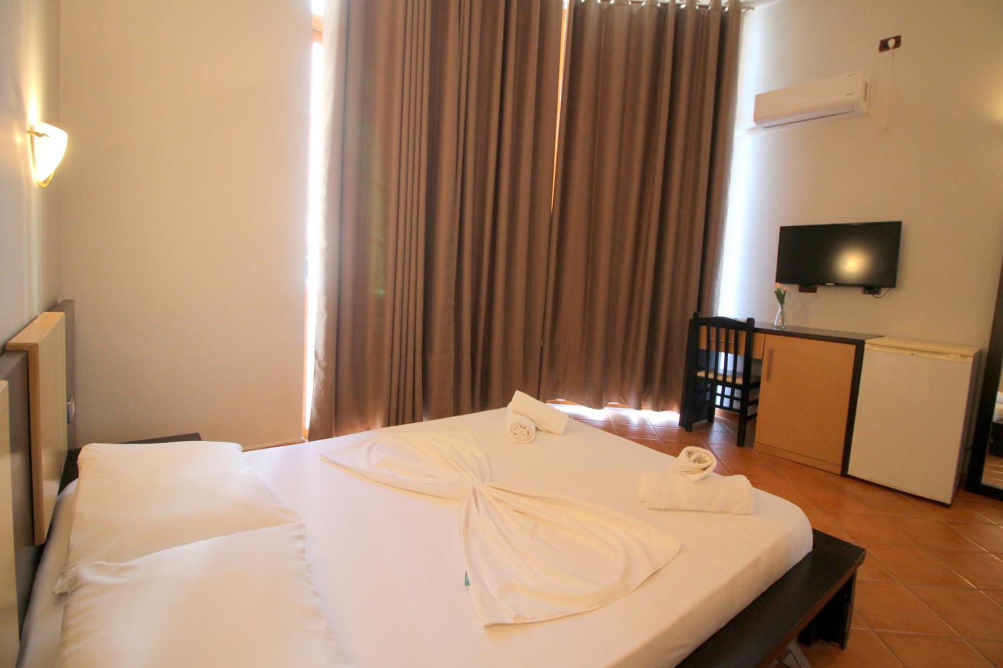 סרנדה Hotel Ceka מראה חיצוני תמונה