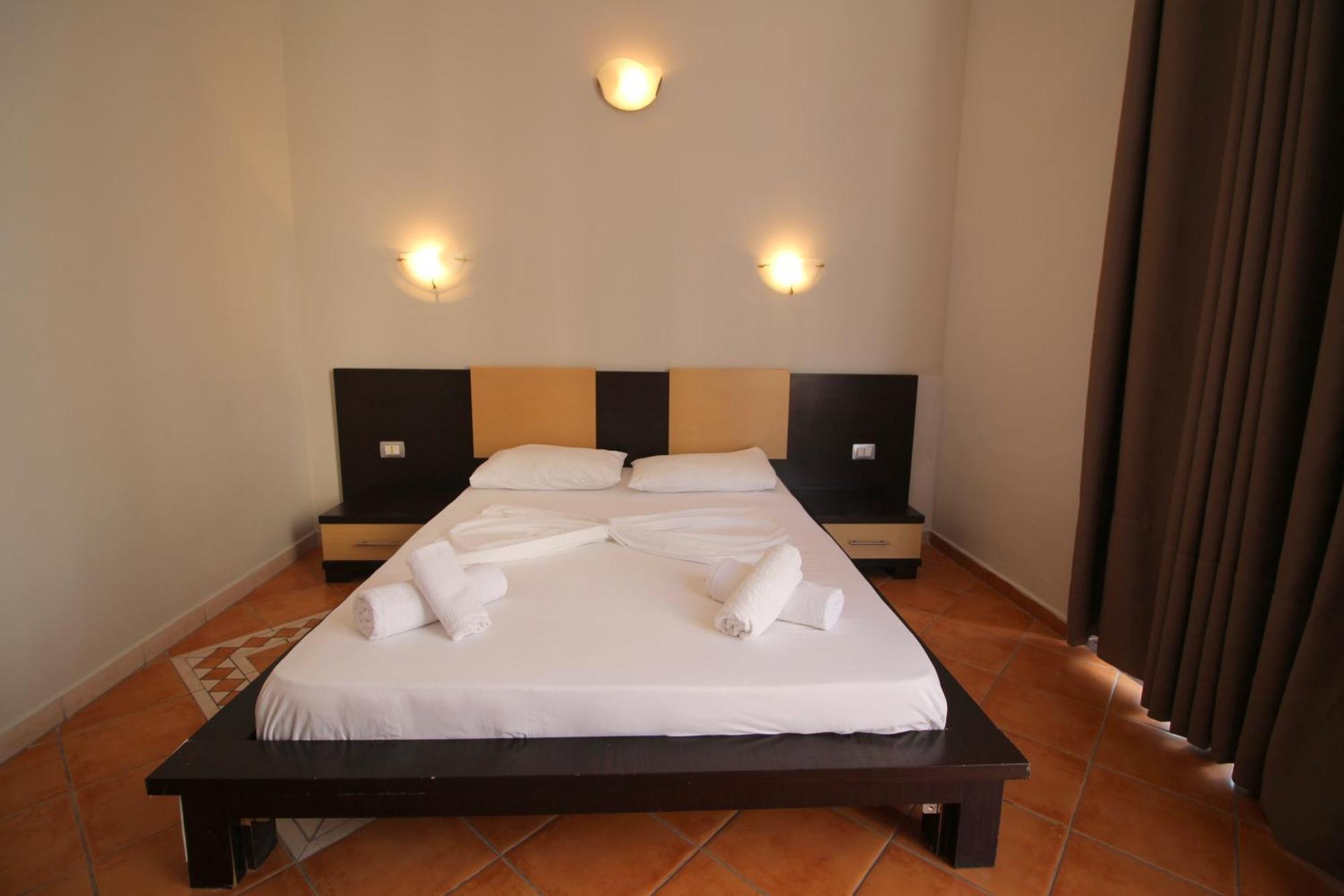 סרנדה Hotel Ceka מראה חיצוני תמונה