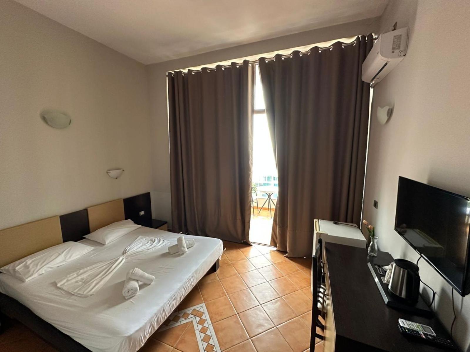 סרנדה Hotel Ceka מראה חיצוני תמונה