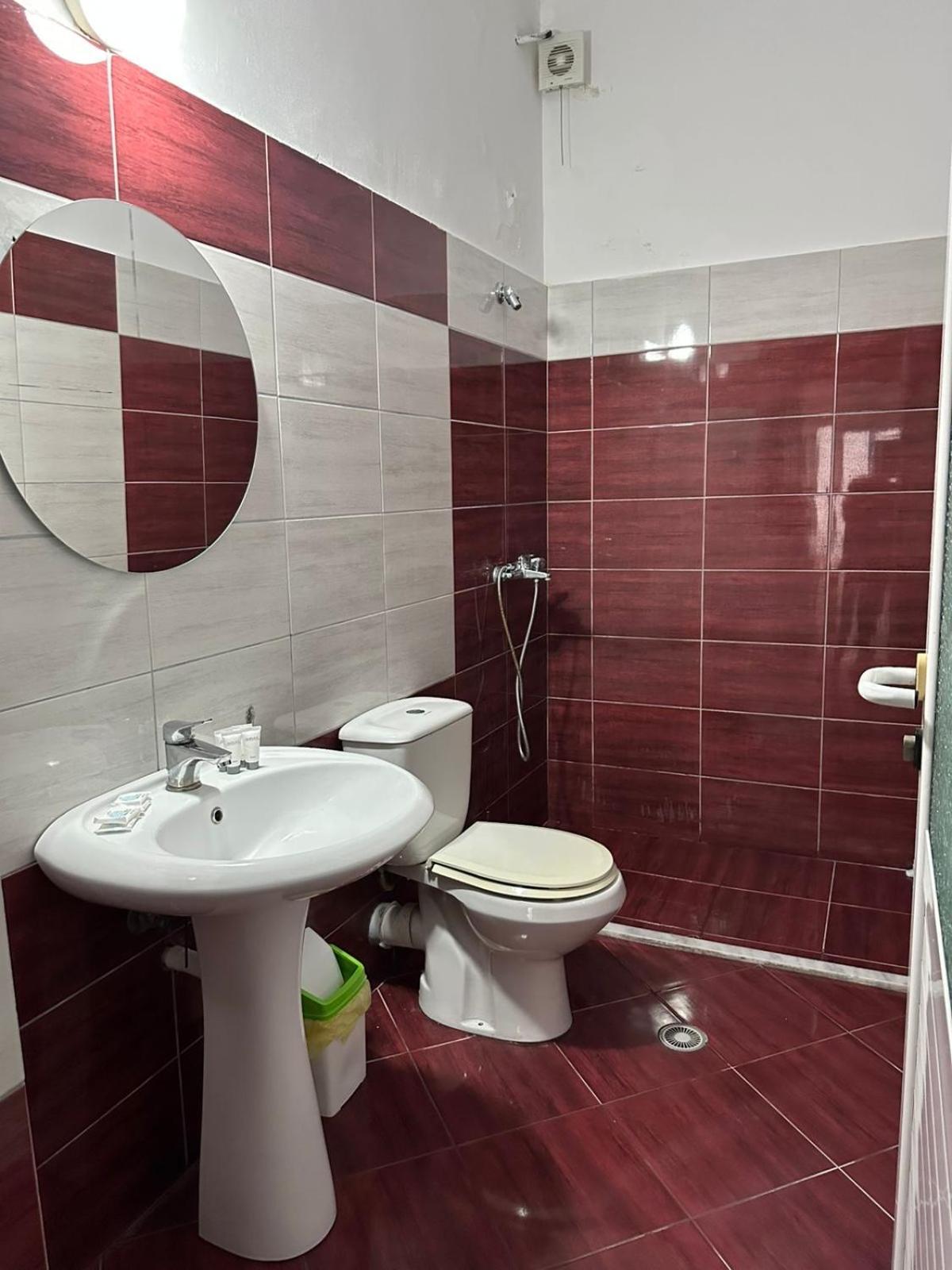 סרנדה Hotel Ceka מראה חיצוני תמונה
