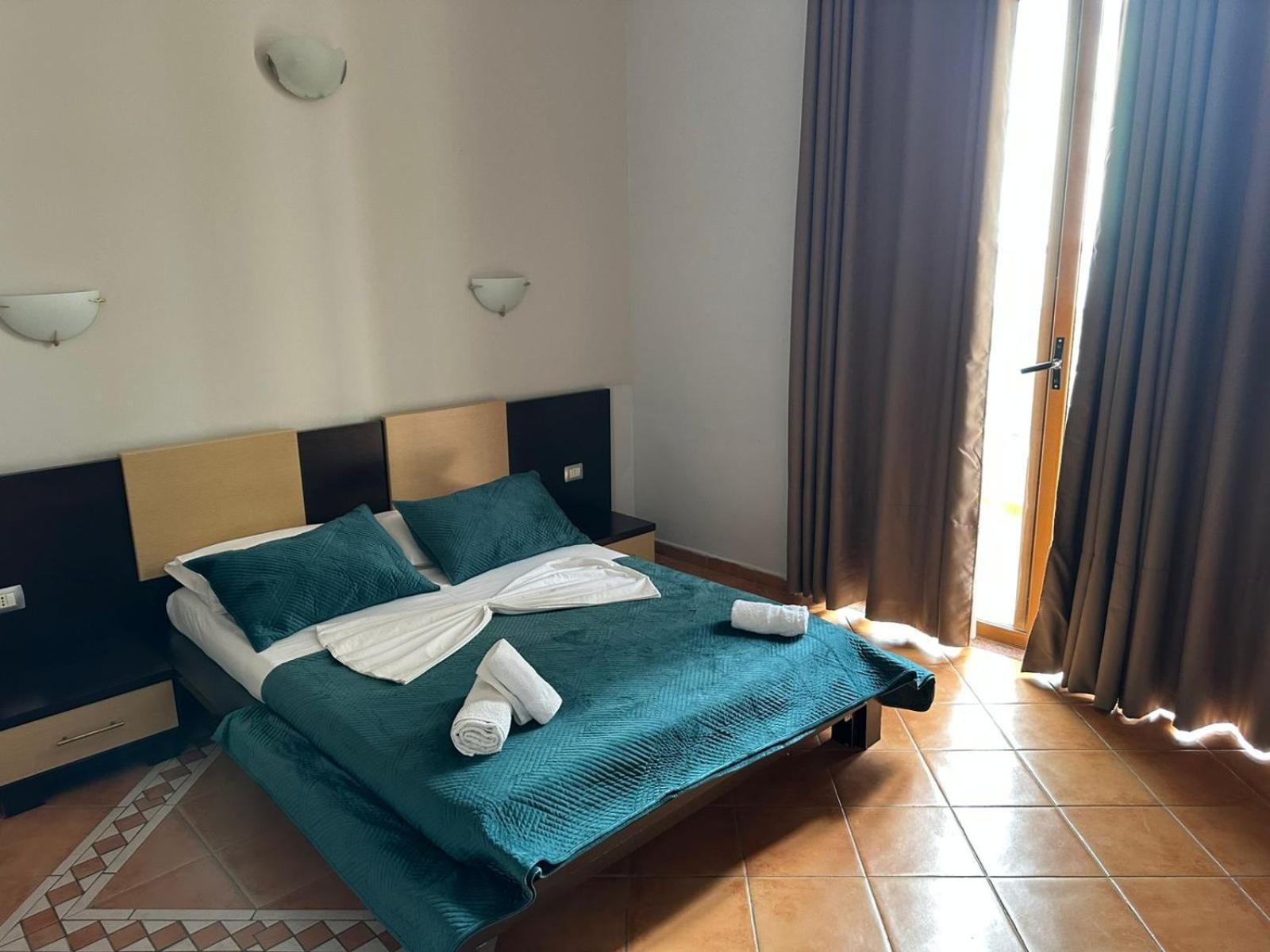 סרנדה Hotel Ceka מראה חיצוני תמונה